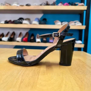MODA SANDALIA TACÓN NEGRO CHAROL