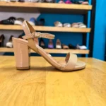 MODA SANDALIA TACÓN BEIGE CHAROL, foto 2