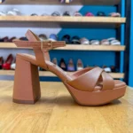 MODA SANDALIA DE TACÓN CON TIRAS CRUZADAS CAMEL, foto 2